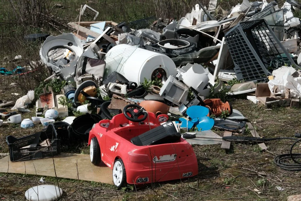 Amas d'objets et de déchets accumulés à l'extérieur d'un logement, signe visible d'un syndrome de Diogène