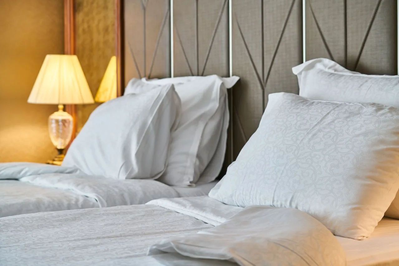 Lit aux draps blancs comme à l'hôtel où surveiller les punaises de lit au retour de vacances