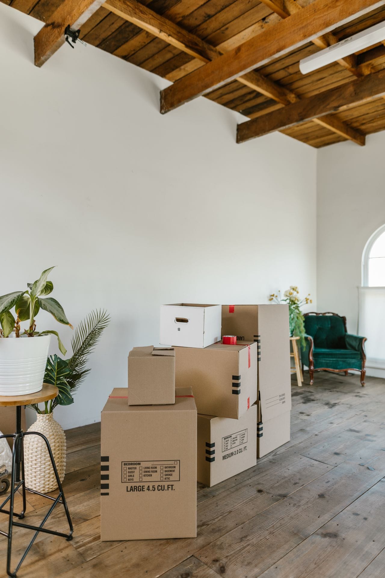 Cartons de déménagement dans une pièce lumineuse pour vider la maison d'un parent décédé