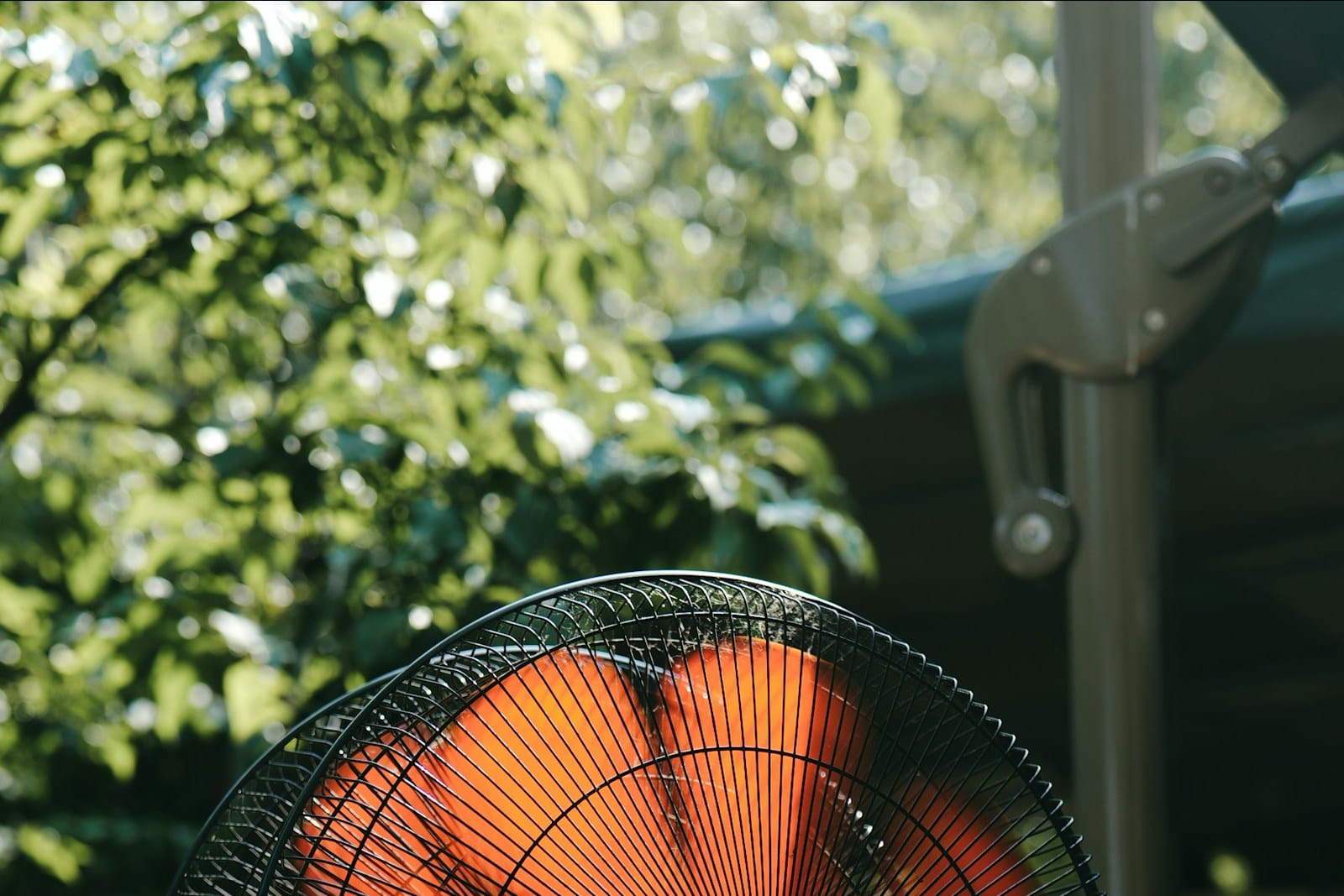Ventilateur dans un logement pendant un épisode de forte chaleur