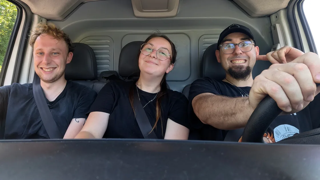 Arthur, Manon et François-Xavier, de l'équipe Soli'Débarras, dans la cabine de l'utilitaire en route vers un chantier