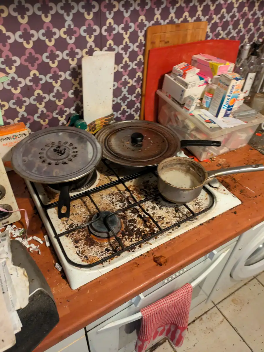 Gazinière très encrassée avec ses casseroles, avant nettoyage
