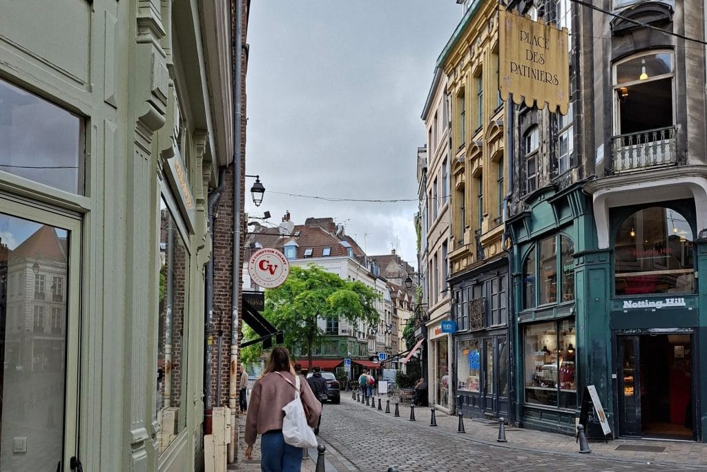 Rue pavée du Vieux-Lille bordée de façades flamandes, près de la place des Patiniers